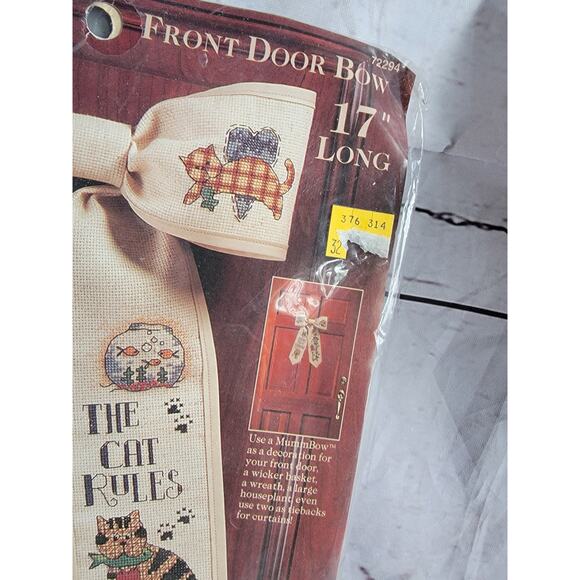 Dimensions 72292 Debbie Mumm the cats rule Front Door Bow Cross Stitch Kit - Picture 4 of 6